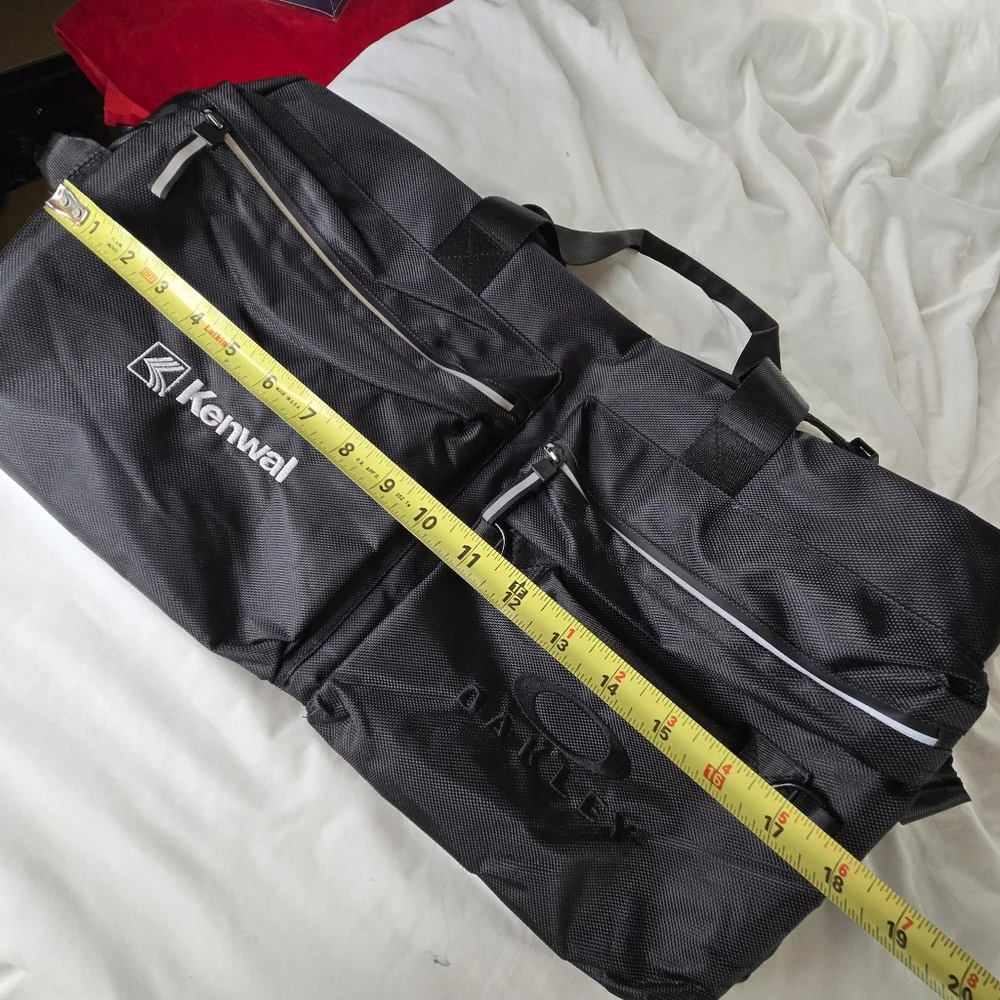 Oakley NWOT Utility Duffel bag 50L blackout hunting fishing hiking